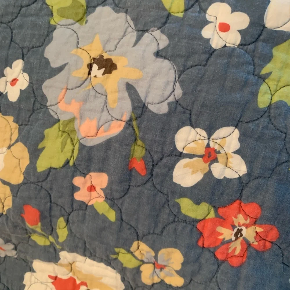 Home Classics Floral Reversible quilt